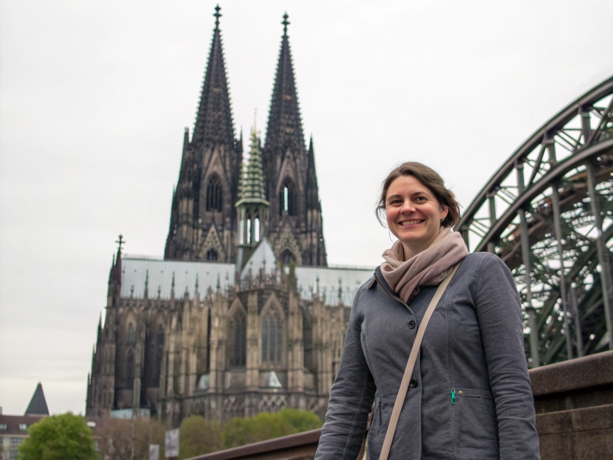 Eine schwangere Frau entspannt auf dem Sofa, im Hintergrund putzt eine Alltagsfee